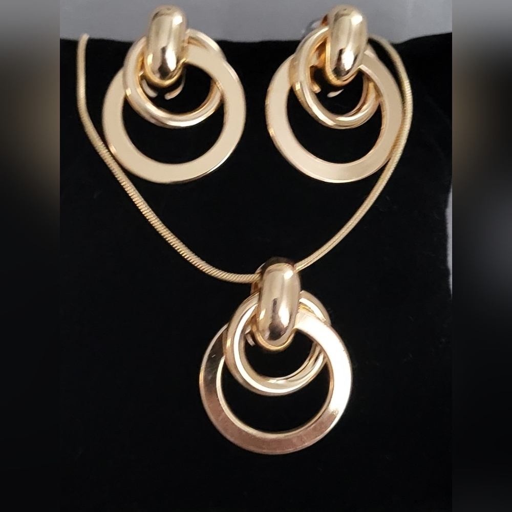 Gold-Tone Layered Circle Pendant Necklace & Earrings Set
